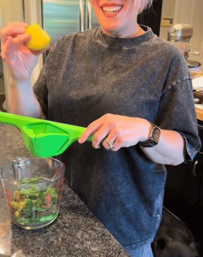 🍋 Squeeze Freshness Instantly ✨ Ultimate Lemon Squeezer – For Effortless, Mess-Free Juicing All Day! 🍊