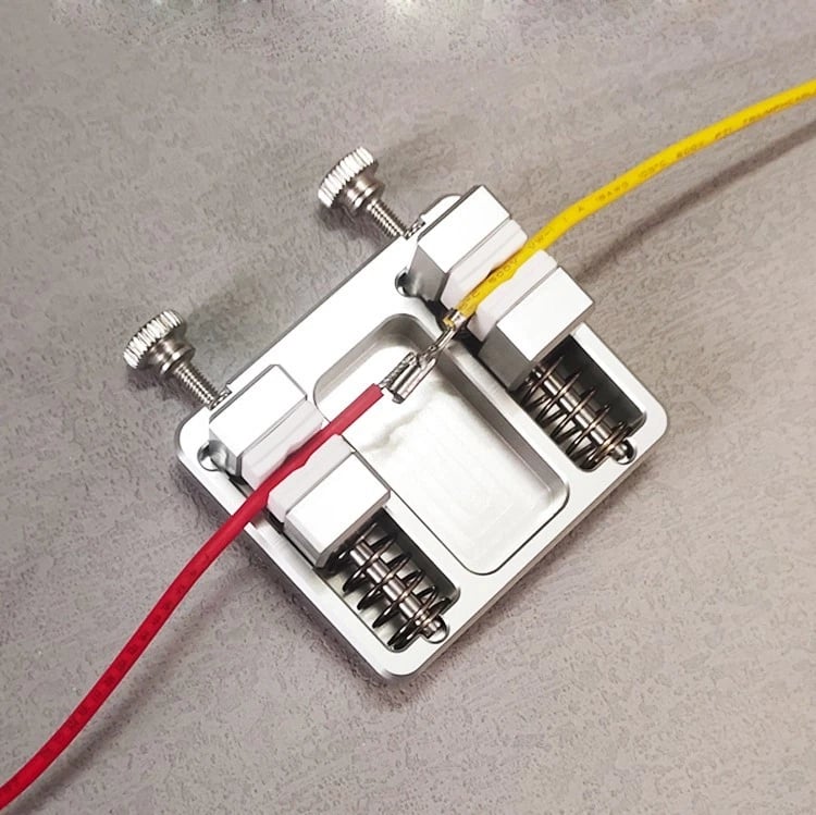 Heavy-duty aluminum welding clamp with temperature-resistant jaw for circuit board mounting, soldering wire clamp
