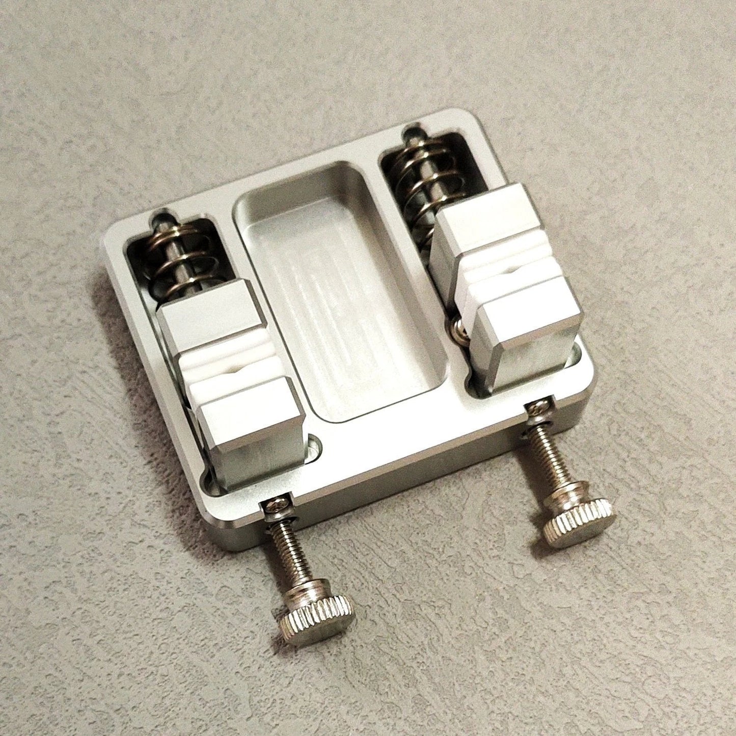 Heavy-duty aluminum welding clamp with temperature-resistant jaw for circuit board mounting, soldering wire clamp