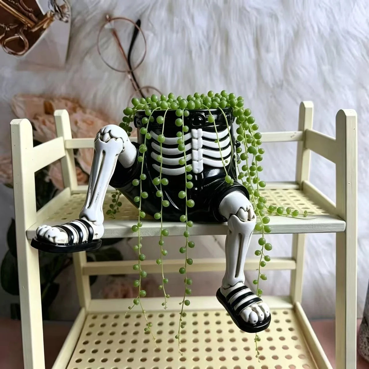 🎃💀Halloween Dangling Leg Resin Planter | Spooky Cute Shelf Sitter Plant Pot for Indoor & Outdoor Halloween Decor